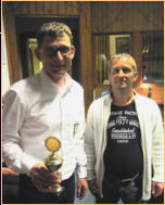 Heider Hoffmann mit Bronzepokal und Turnierleiter Toralf Rzehak