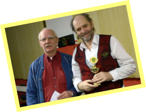 Andreas Gleißner freut sich über den Goldpokal